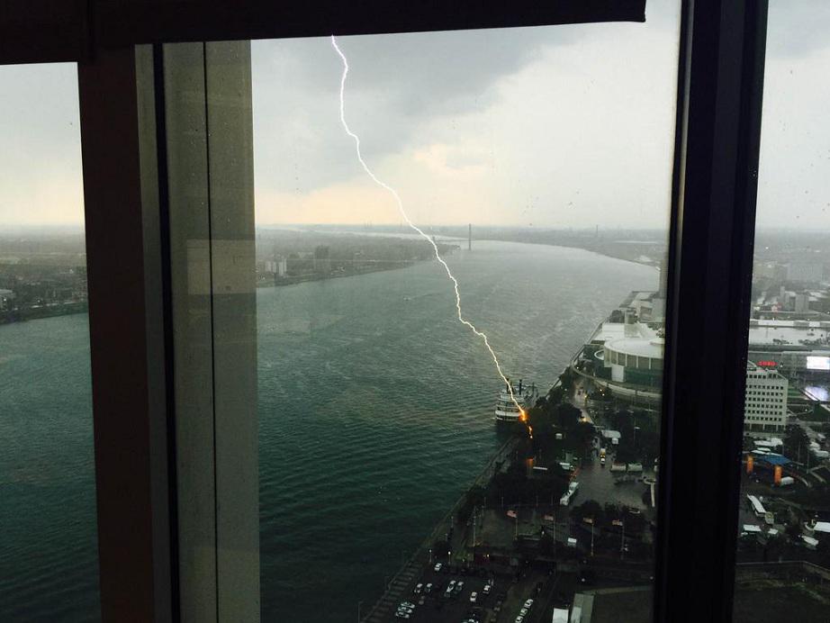 ChrisSuchanWOAI's tweet image. Incredible pic of a lightning bolt strike along the shore of the Detroit River!!