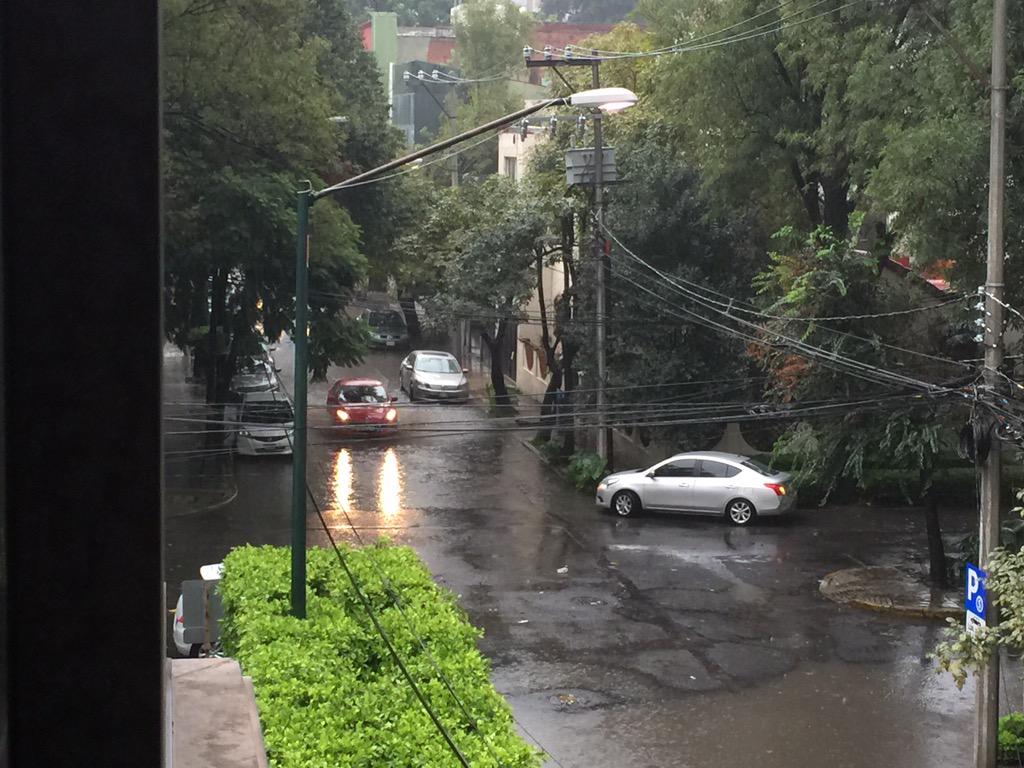 rossjl3's tweet photo. @DelegacionBJ inundada colonia crédito constructor, necesitamos se destapen coladeras... http://t.co/wlFojmlPXd
