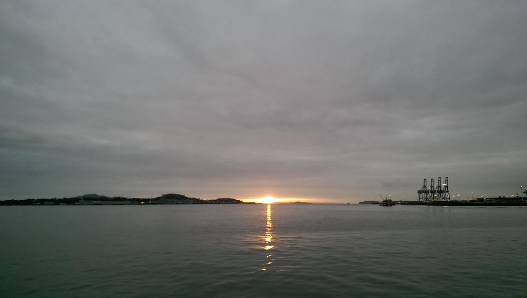 bigbennz's tweet photo. #friding at its best. Northcote to Otahuhu cycle commute today. Lovely sunrise from the #frerry @carolgreen @nmoorenz http://t.co/orU4VNEnBv