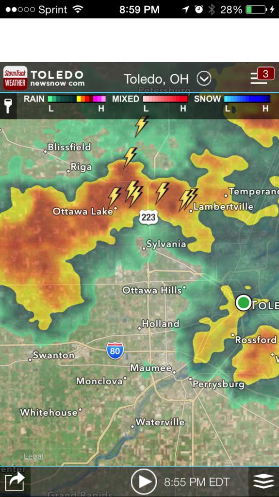ChrisWTOL's tweet photo. Next round of rain and storms now into Lucas county. Lightning clustered near Sylvania. #WhyIStormtrack http://t.co/JOtlslAZCt