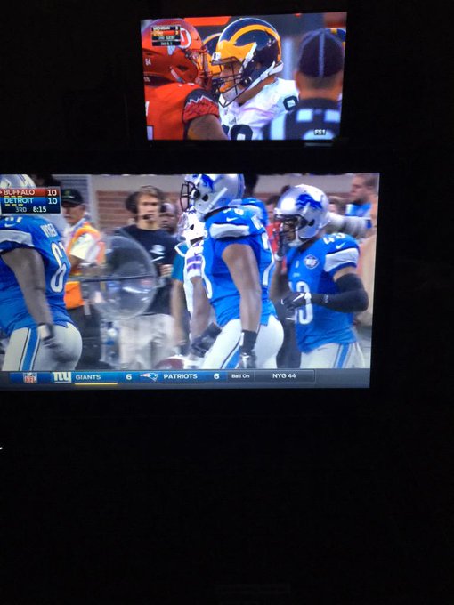 When both my favorite teams play at the same time.... @Lions @umichfootball #CollegeGameday #NFL #Detroit