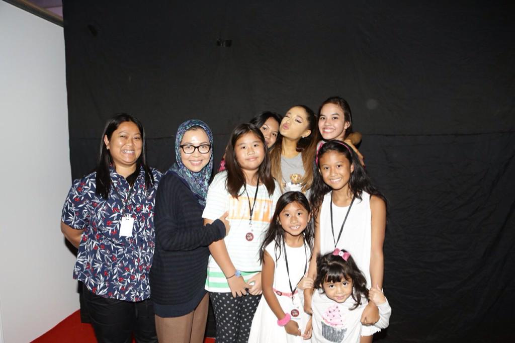 ArianasIndo's tweet photo. Ariana's MnG in Jakarta #3 #HoneymoonTourJakarta http://t.co/SteTicObzC