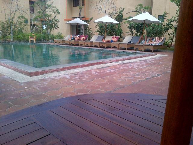 98816Part2's tweet photo. Lg d hotel nihh, ngeliatin orang lg berjemur http://t.co/goXeRzg7NJ