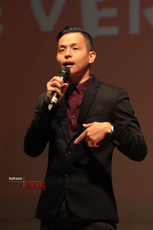 bahasa_hanief's tweet photo. The Host of @IFTAofficials : @ernestprakasa http://t.co/53GuNhGdsW