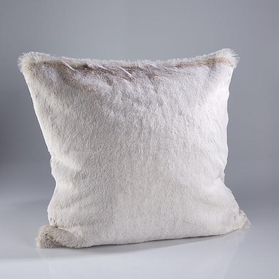 KatrinaHampton_'s tweet photo. Our favourite cushions this Friday are Beige Alaska Fox, London Willow, Honey &amp; London Red. #FauxFur #Cushions http://t.co/MqYC3aD70i