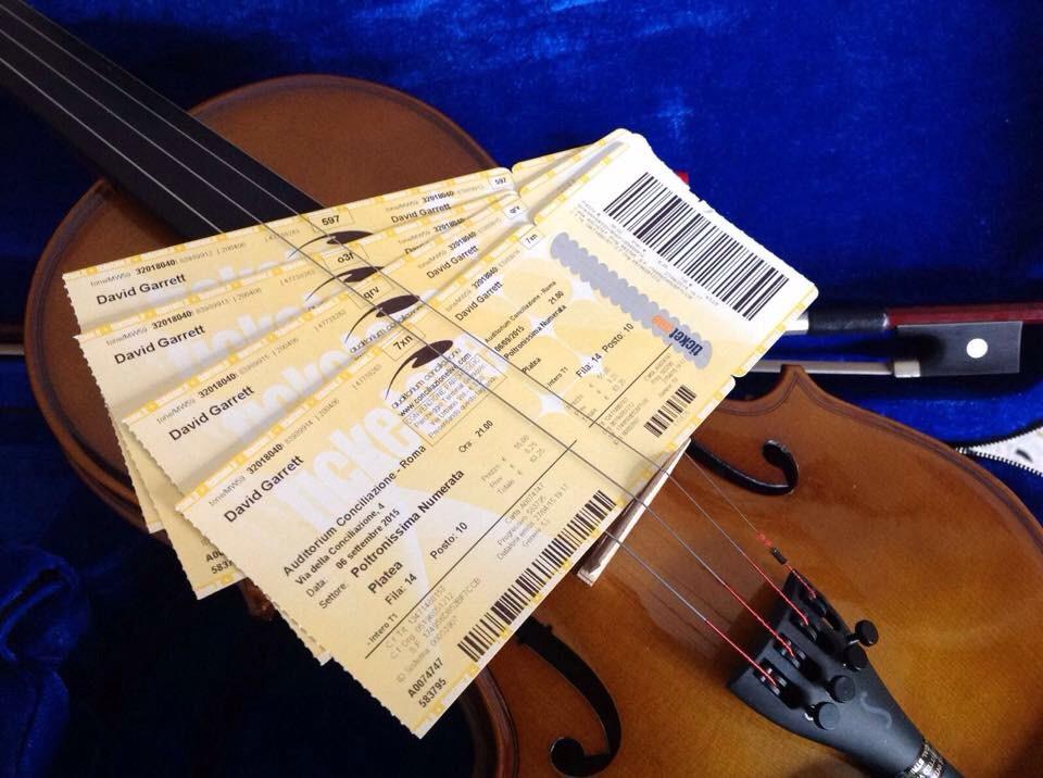    The music opens the drawer of dreams with its treble clef. Happy birthday! 