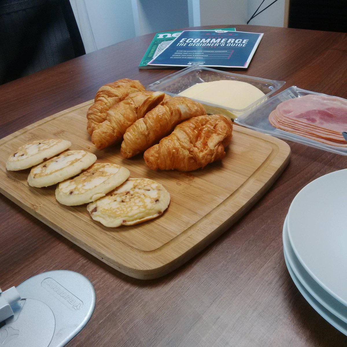 The amazing <a href="/GetSimplifyd/">Simplifyd</a> toasting my breakfast pancakes! Do morning meetings get better than this?!