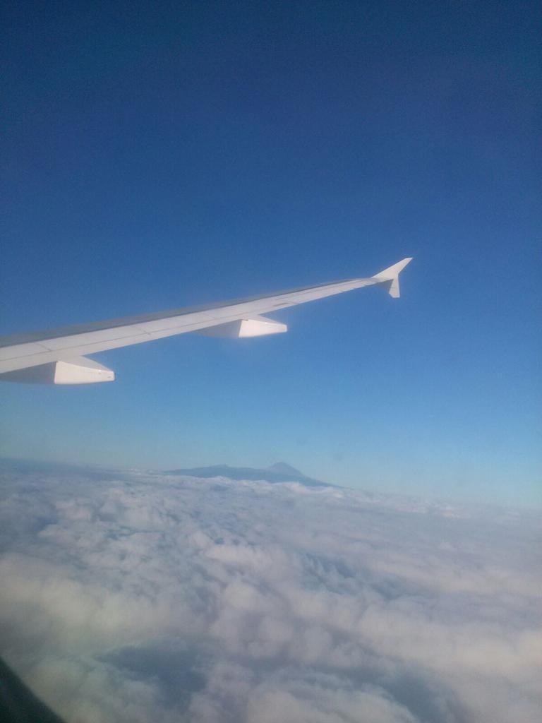 kbe_7's tweet photo. Buenos días desde Canarias!☺ (vistas del Teide desde el avión) http://t.co/U5iNJCb5u0