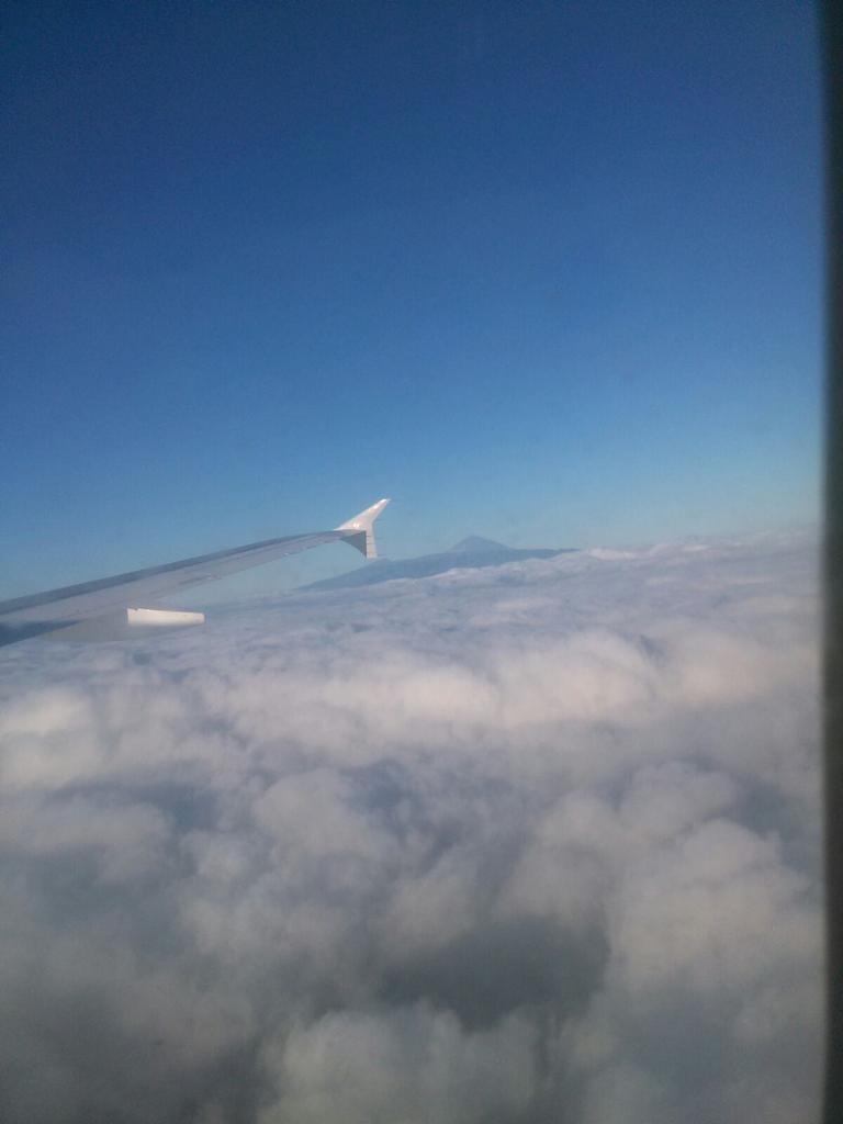 kbe_7's tweet photo. Buenos días desde Canarias!☺ (vistas del Teide desde el avión) http://t.co/U5iNJCb5u0