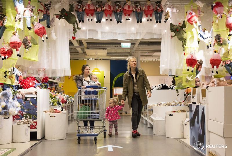 ReutersUK's tweet photo. Survey says UK's August retail sales fall is biggest decline in seven years: http://t.co/88qSHROPF5 http://t.co/NEO8MCf5dJ