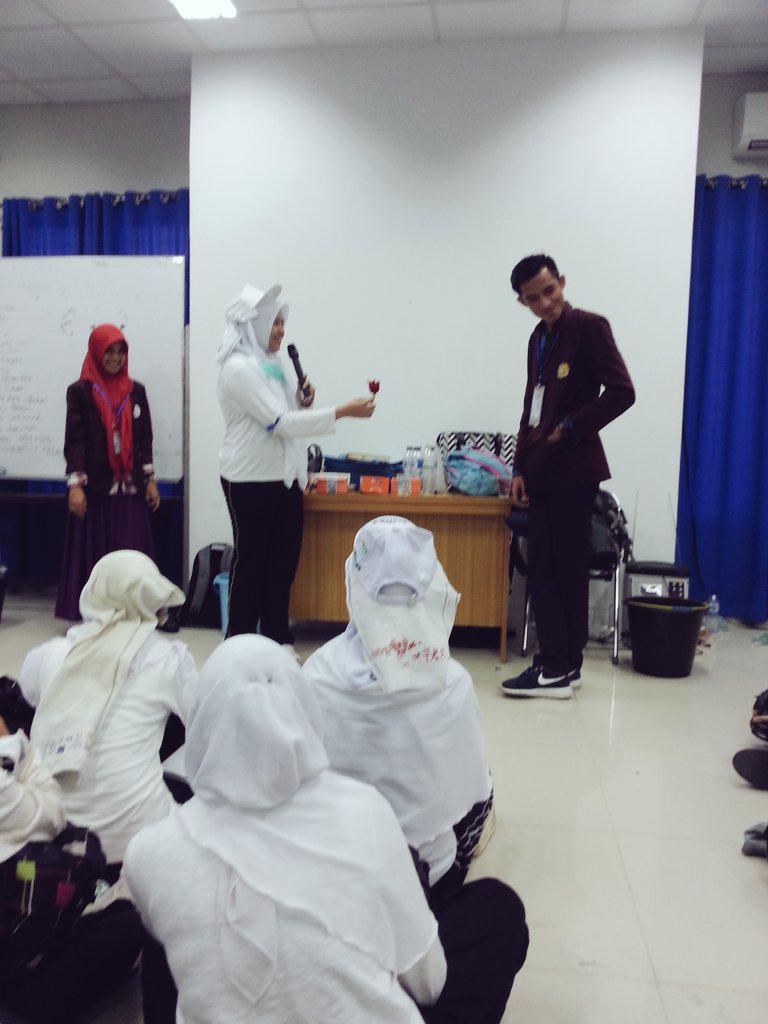 Live report!
Sekarang lagi games dor! nih, eh dek fia dan kak rio lagi ngapain tuh? #embrio2015