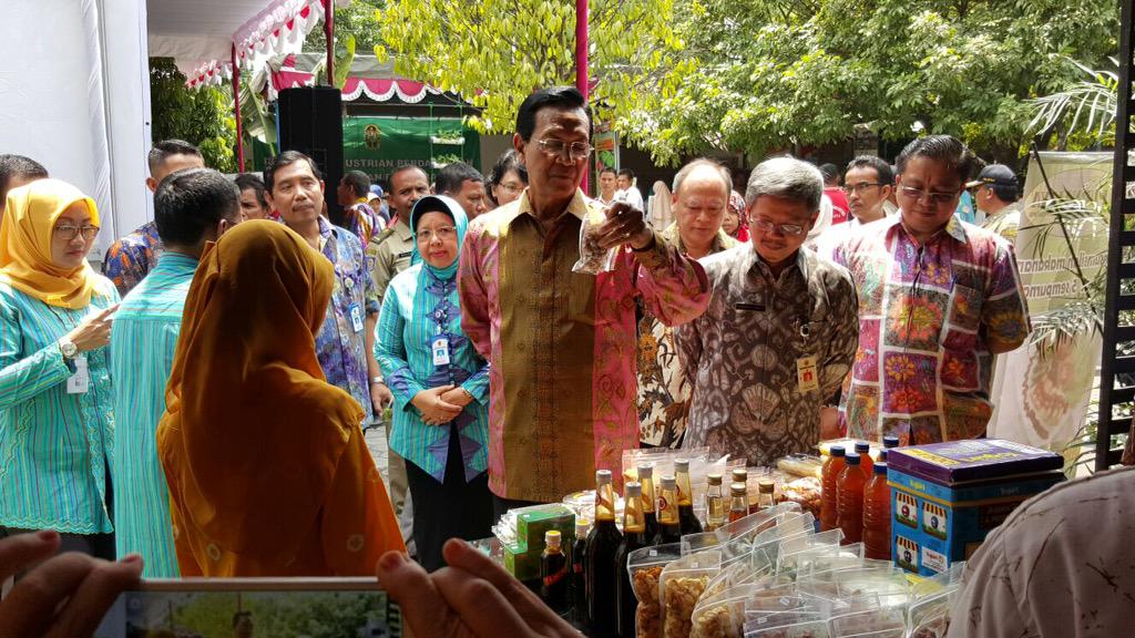 ancala42's tweet photo. Bapak Sri Sultan mengunjungi booth Ancalas di #HariPanganSedunia #SebatangLestari #SapaSebatang #MenyapaIndonesia http://t.co/gi8mLKCMJC