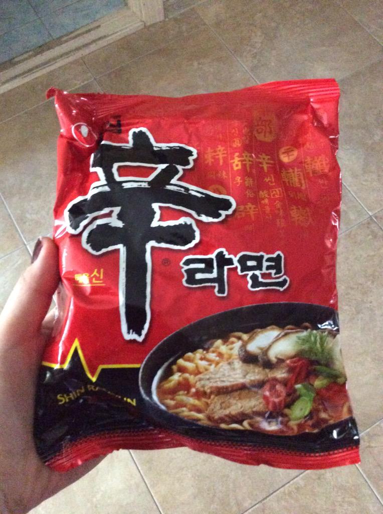 NariyanaPopova's tweet photo. @NariyanaIvanova оо, скоро и я свою съем~_~ Катюше спасибо😍😘 #koreanfastfood http://t.co/DsiZqyaMlE