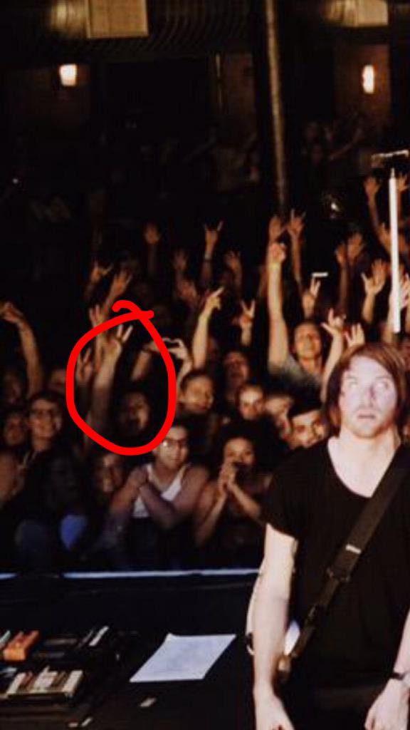 mn_5sos's tweet photo. When you make it into @themaine picture 😅😅 http://t.co/fRCS4wb2lF