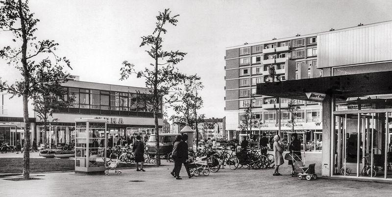 parool's tweet image. In DéJà Vu vergelijken we het vroegere Amsterdam met nu. Wie herkent dit plein? 
parool.nl/parool/nl/2848…