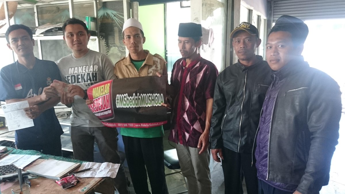 8/11. Bersama Pak RT, Ketua Pemuda &amp; Pengurus Musholla Nurul Iman belanja bahan material utk atap #MSBedahMusholla