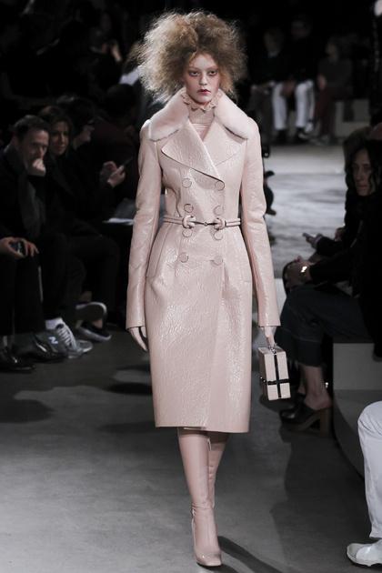 Alexander McQueen voit la vie en rose bit.ly/1i09QiY