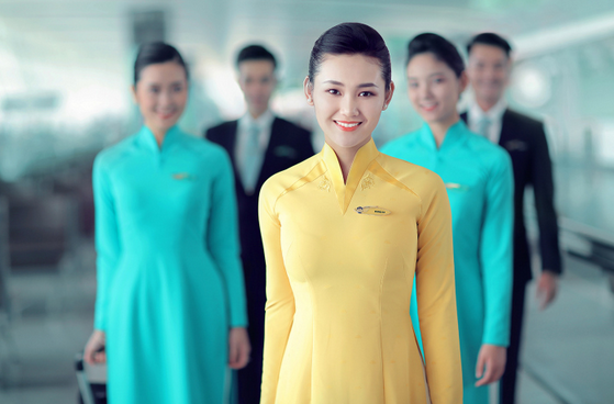 pramugaricerdas's tweet photo. Uniform baru Cabin Crew Vietnam Airlines diinpirasi oleh baju traditionalnya  Ao Dai. Modern dgn sentusan tradisi. http://t.co/Ilb2Bhp7uD