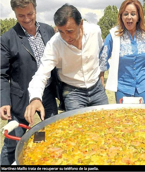 JotDownSpain's tweet photo. Arroz con iPhone del nº 3 del PP intentando hacerse un selfie (en El Correo) http://t.co/kFrR72882a