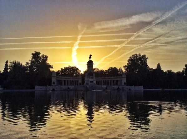 Enganchado a los amaneceres del Retiro de nuestros amigos de @retiroexperienc ¡#Felizviernes a todos! #madrid