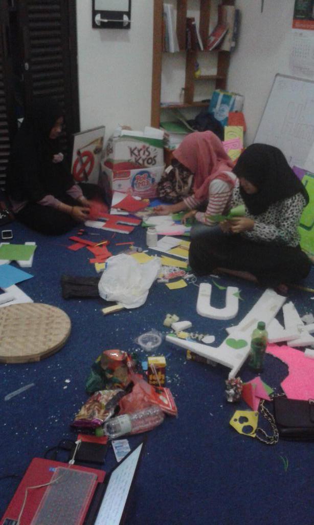 Ni persiapan kakak himfa buat student fair besok .. dateng yaa adek maba 2015 :)) <a href="/farmasiumy2015/">Farmasiumy2015</a>