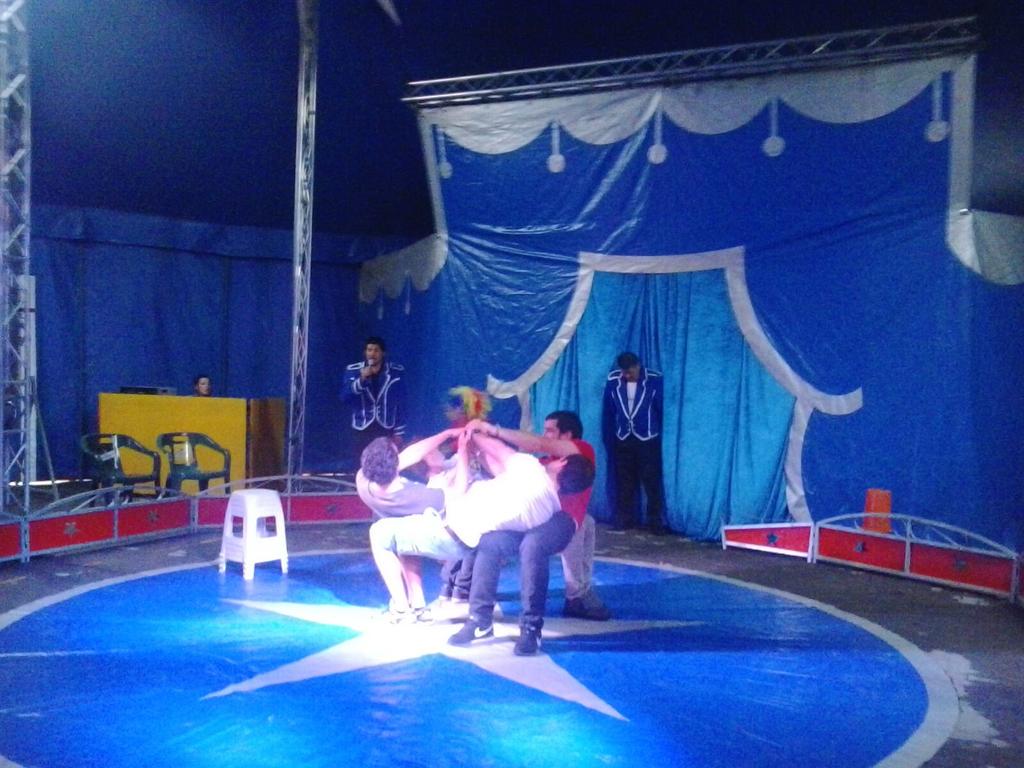 iPatxi's tweet image. ...eta halako baten...
Aulki barik!
Aner Etxahun Zubero ta laurok #Zavata zirkuan!
#kolosala #larrabetzu