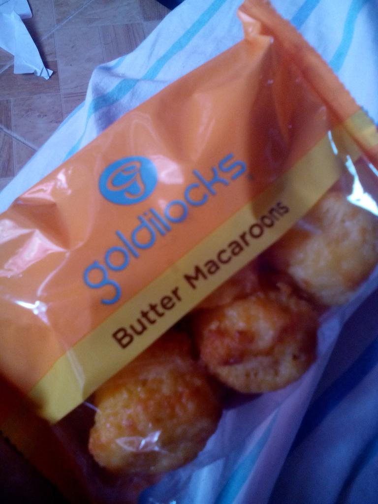 gariiieeey's tweet photo. All time Fav. Butter macaroons #ButterMacaroons #Goldilocks @GoldilocksPH http://t.co/cSbJMWmeVV