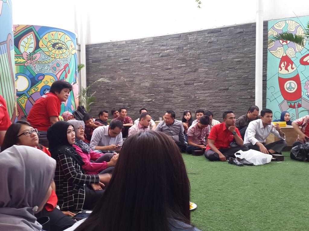 abahnabaja's tweet photo. Meeting Koordinasi HOS GM sejabar @ #DigiSmartPark #DagoDigilife @BeFunNColorful http://t.co/DTPHeNsqWX