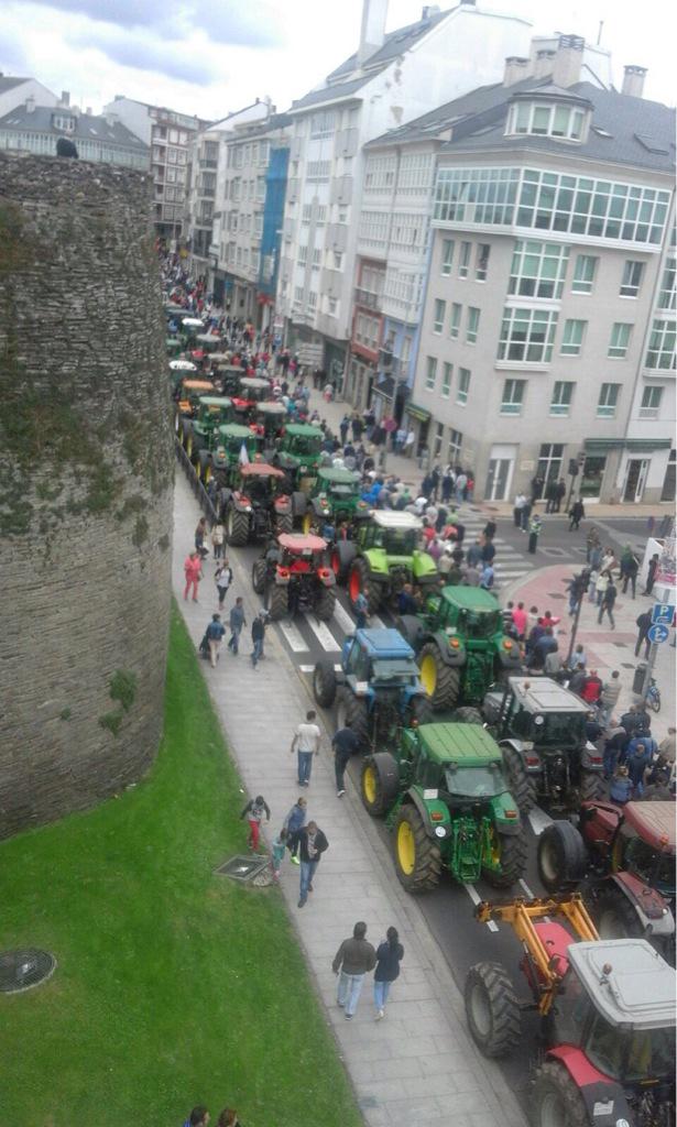 Así está Galicia. En pé fronte aos fiascos do PP de Feijóo. 200.000 persoas en Vigo. 2.000 tractores en Lugo cc <a href="/PSOE/">PSOE</a>