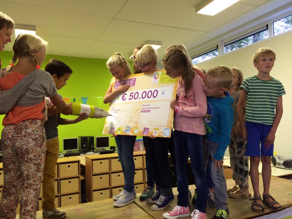 pcbdebranding's tweet photo. Hoera!! We hebben de cheque gekregen! Wat zijn we blij! @GezondeSchoolNL @CodenzInfo http://t.co/uIDVyABmlg