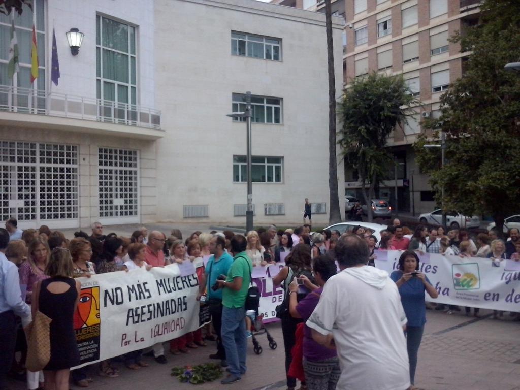 JSAciudad_Jaen's tweet photo. .@JSAciudad_Jaen participando en la concentración de ayer contra violencia de género http://t.co/nzZWUfldMP