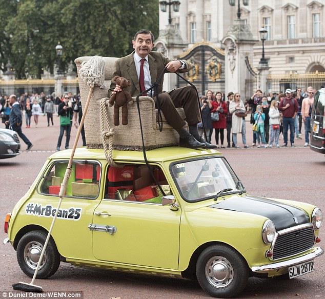 DailyMailUK's tweet photo. Mr Bean heads to Buckingham Palace to celebrate show's 25th anniversary http://t.co/GY6YcPZezz #MrBean25 http://t.co/iCtI6585kT