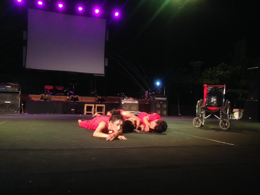 infoFKY's tweet photo. Nalitari sedang menari di panggung pasar seni #FKY27, tarian ini berjudul Angin http://t.co/BAtS5J4Pa3