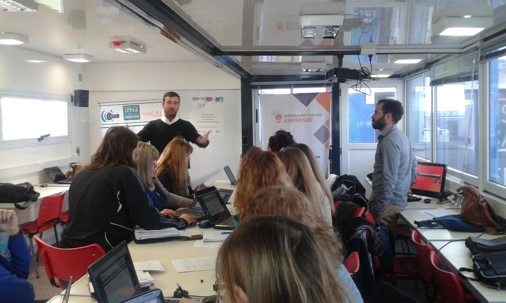 PrensaEducaBA's tweet photo. Capacitación en #SITRARED con  directores en las aulas del CFP N°416 @BAeducacion @AndreDure @ManinoIriart http://t.co/IAiXihiz2g