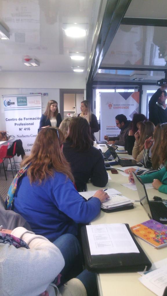 PrensaEducaBA's tweet photo. Capacitación en #SITRARED con  directores en las aulas del CFP N°416 @BAeducacion @AndreDure @ManinoIriart http://t.co/IAiXihiz2g