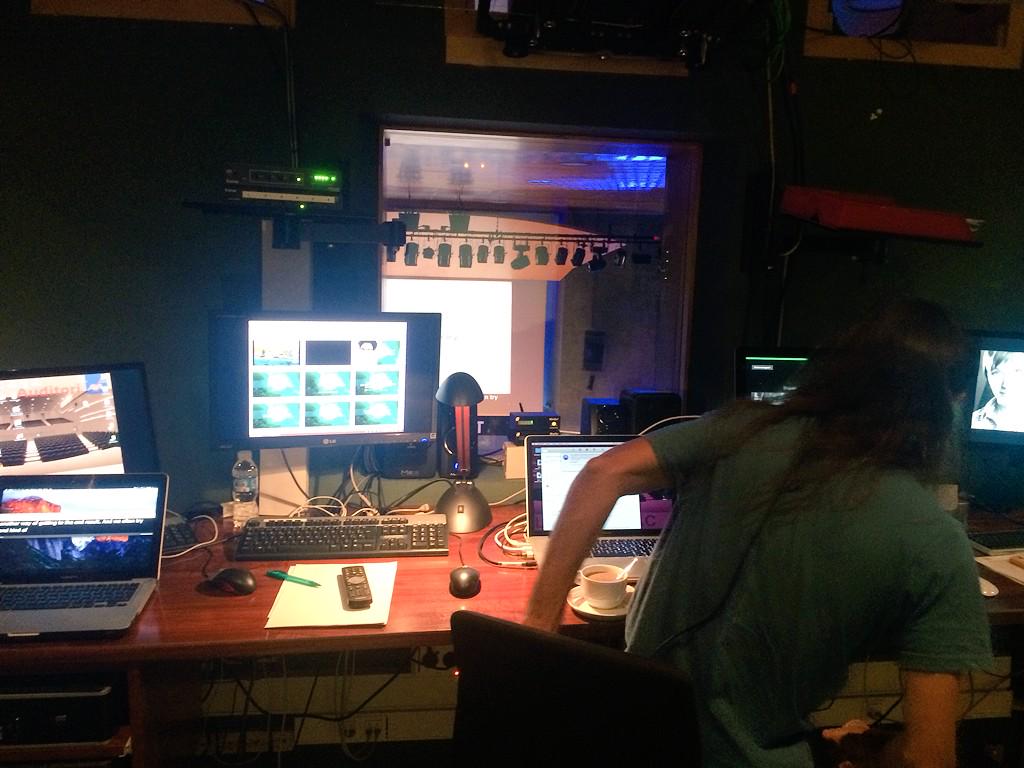 JuanmaUve's tweet photo. Desde aquí lo controlamos todo. #FullStackFest #futurejs #Barcelona http://t.co/1Myweie9c1