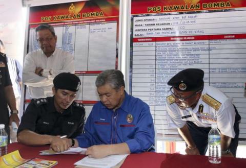 WartaDaily's tweet photo. TPM Tinjau Operasi Menyelamat Mangsa Bot Karam
http://t.co/82NnTphbXu http://t.co/XUwoR0sm0h