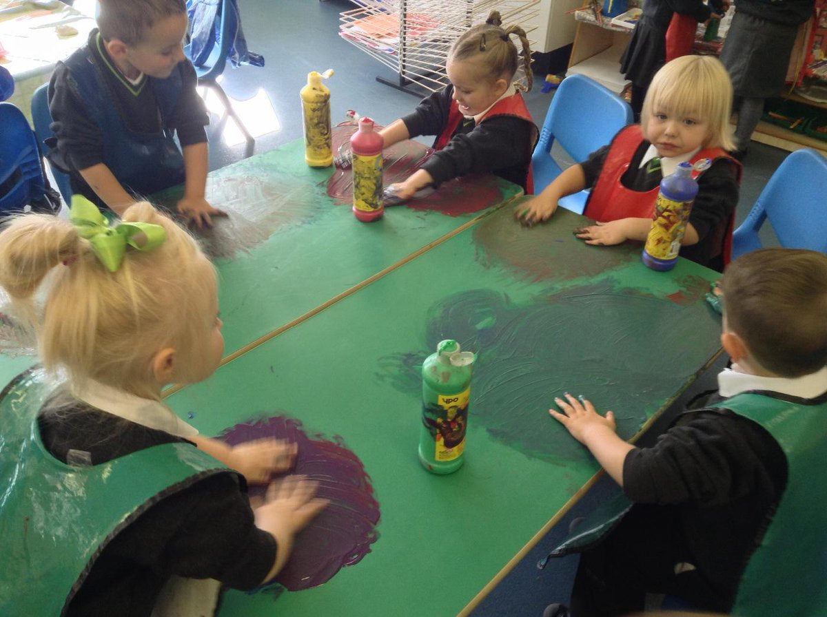 OnoFnlomce_net's tweet photo. FS hands on colour mixing #experimentingwithcolour #describingchange #lindenloveslearning #LRAFS http://t.co/fQvWrgmoYl