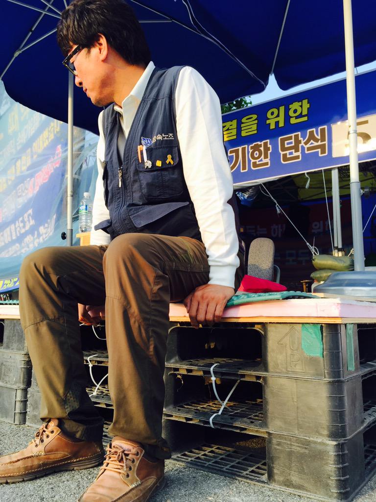 퇴근 인사를 끝내고 단식장에 걸터 앉았다. 점차 말라가는 몸, 단식 5일차다. 몸뚱이가 재산인 우리, 그 마지막 몸을 던져 지부장이 사태해결에 나섰다. 그 끝을 이번엔 보고야 말겠다. 김득중 지부장에게 힘을!