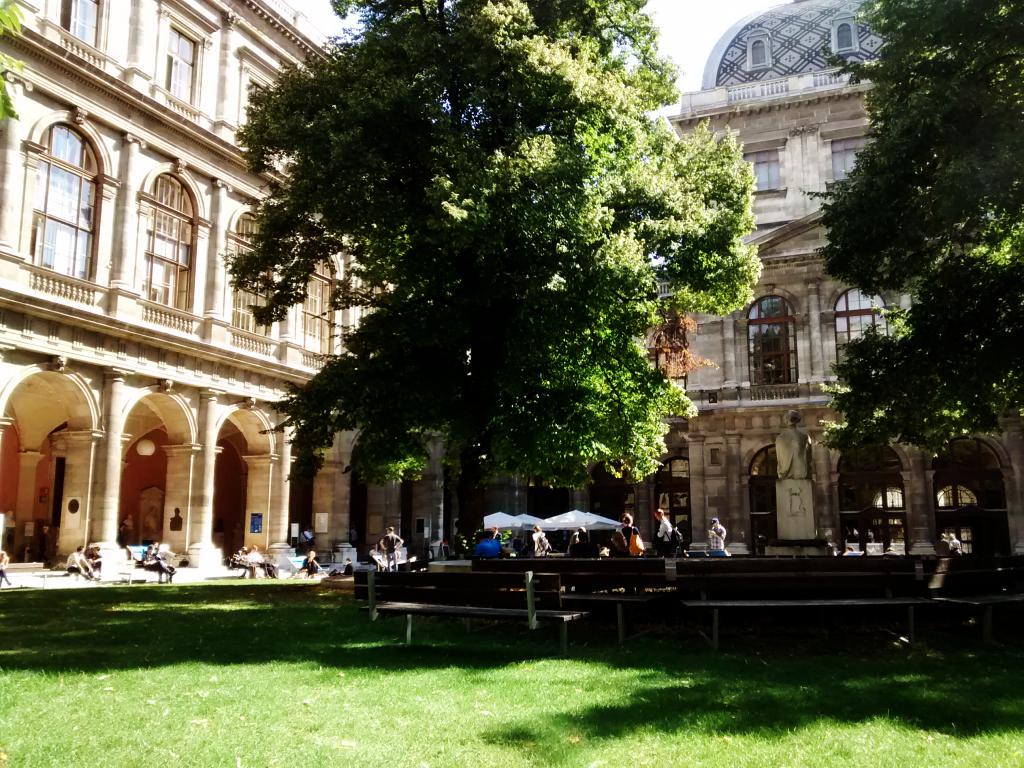 mjoycemoniz's tweet photo. Pause to chill in a lounge chair and enjoy the sun? This is #conference_life baby! #or2015vienna #orms http://t.co/1g0mQk42Q7