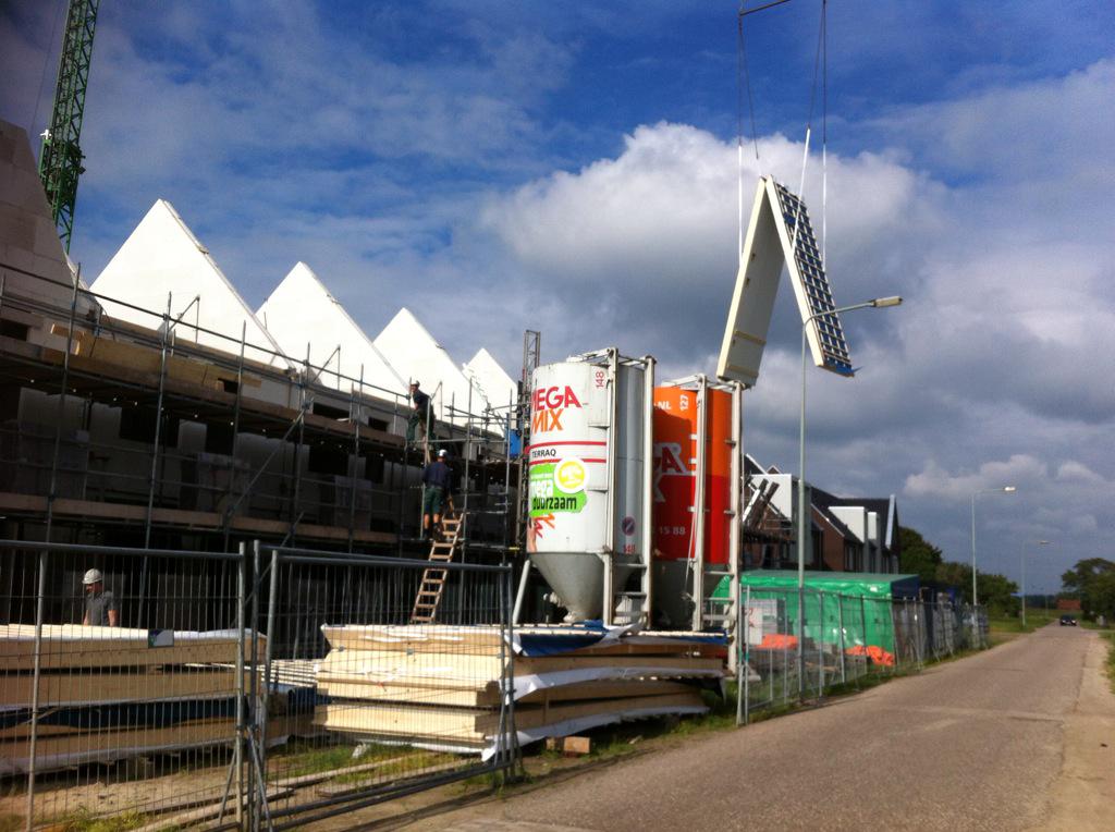 7 woningen broekweg Venray, scharnierkappen worden aangebracht