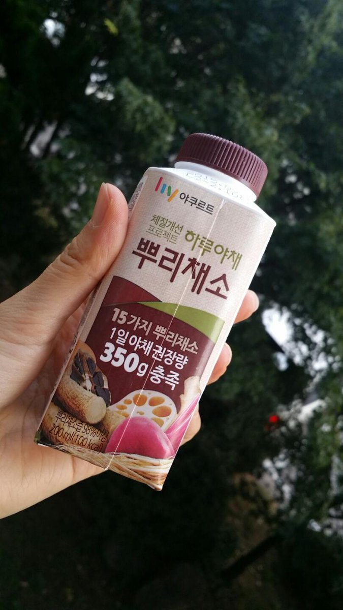 참고로 #한국야쿠르트 #하루야채 에 초록색 말고 갈색패키지 #뿌리채소 도 있는데 초록색하고 맛이 틀림!  신랑은 뿌리의 맛이 막 건강한 느낌을 준다나뭐라나 ㅋ