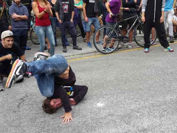 [Bideoa] <a href="/kortxoenea/">Kortxoenea bizirik</a>-ren desalojoa: ertzainen aurrean breakdance erakustaldia egin dute argia.eus/albistea/donos…