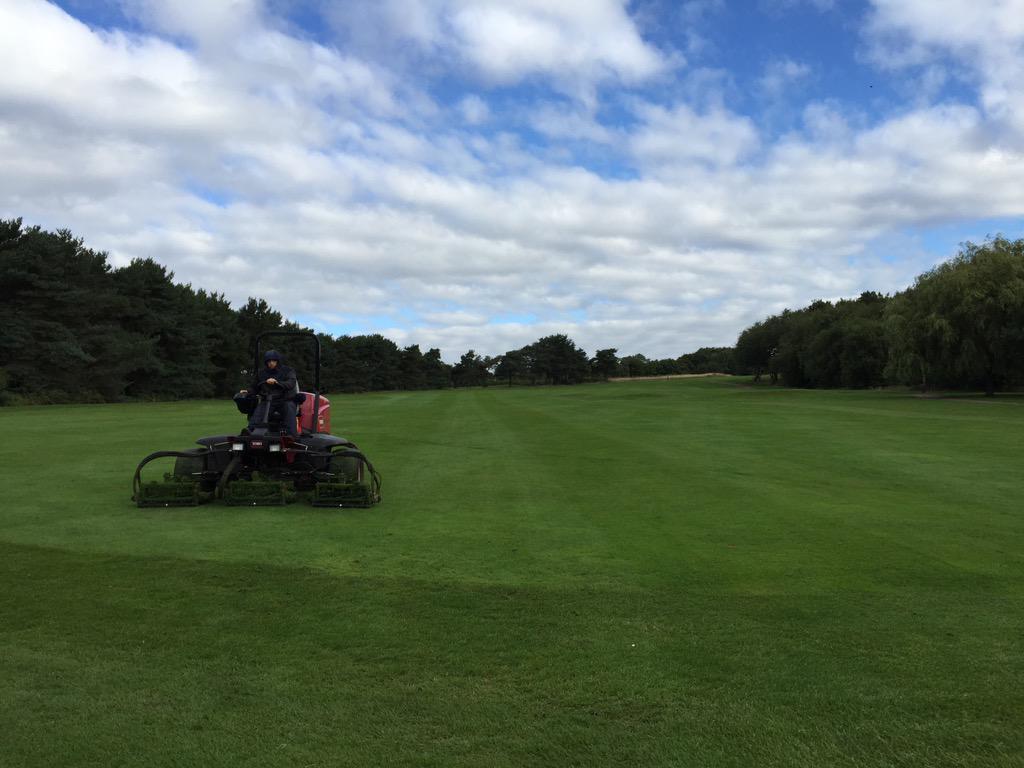 andycopeland088's tweet photo. What a birthday treat cutting fairways!! Happy birthday @IainBiggs ! #bullets #imagoodteacher http://t.co/gVqxe716Oq