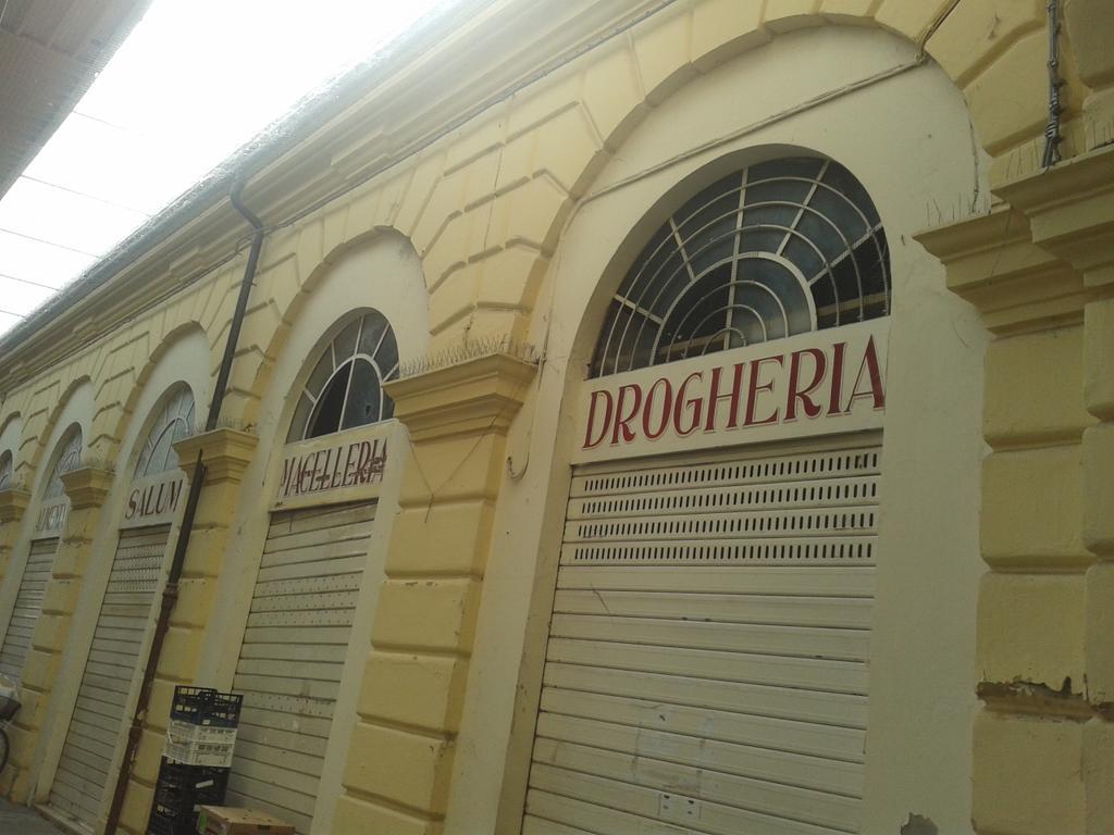oggialmercato's tweet photo. @lucbrilla Anche qui molti spazi sono chiusi, e c'è un progetto di ristrutturazione in corso. #oggialmercato http://t.co/iHzEzzUx1W