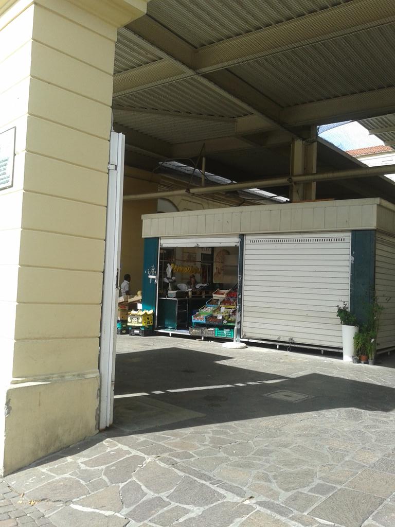 oggialmercato's tweet photo. @lucbrilla Anche qui molti spazi sono chiusi, e c'è un progetto di ristrutturazione in corso. #oggialmercato http://t.co/iHzEzzUx1W
