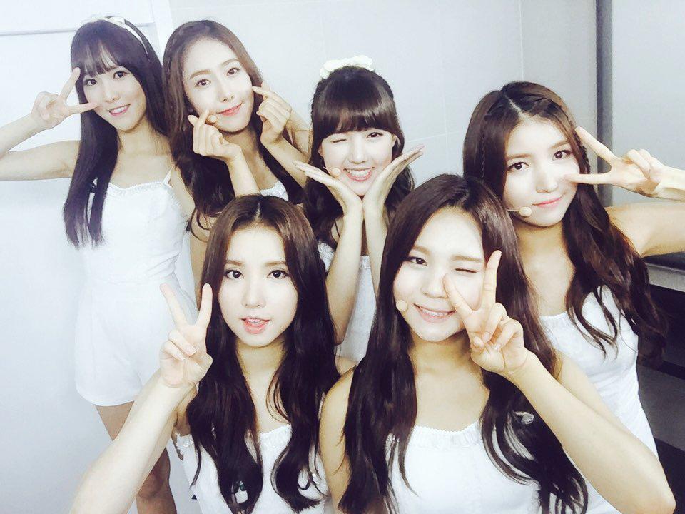 GFRDofficial's tweet photo. #여자친구 #GFRIEND 오늘은 순백의 천사로 빙의(?)한 여친이들! #뮤직뱅크 막방인데요ㅠㅠ 오늘 무대도 응원 많이 해주세요! #오늘부터우리는 #MeGustasTu http://t.co/b4DmXQWAHy