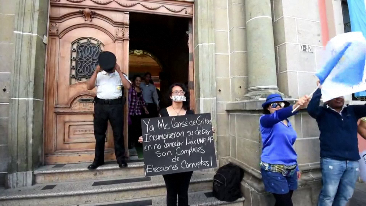 BildirBildir's tweet photo. Guatemalalılar, yolsuzlukla suçlanan Devlet Başkanı’nın tutuklanmasını kutladı
http://t.co/1SH00Gv6Vs http://t.co/4miJU9WEV3