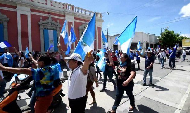BildirBildir's tweet photo. Guatemalalılar, yolsuzlukla suçlanan Devlet Başkanı’nın tutuklanmasını kutladı
http://t.co/1SH00Gv6Vs http://t.co/4miJU9WEV3