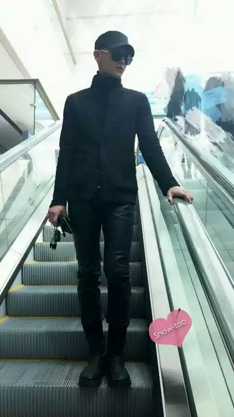 noviaini's tweet photo. appreciation to Ztao's long legs 😍 http://t.co/gUWnnYo6fp